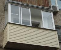 Остекление балкона с отделкой сайдингом